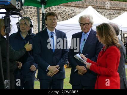 Interview mit Lord Heseltine (2. Von rechts) und Richard Tice (3. Von rechts). Michael Heseltine, Lord Heseltine, (*1933), britischer Politiker und Geschäftsmann. Heseltine war stellvertretender Ministerpräsident. Richard Tice (geb. 1964) ist ein britischer Geschäftsmann und Politiker. Gründer der Pro-Brexit-Kampagne Leave means Leave, und Leave.EU. Stockfoto