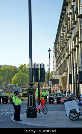 Polizeiarbeit während der Klima-Notfall-Demonstration in London, 26. September 2019. Die Klimaanschläge vom 2019. September (Global Week for Future) waren eine Reihe von internationalen Streiks und Protesten, um Maßnahmen gegen den Klimawandel zu fordern. Die Streiks fanden ab dem 20-27. September statt. Die Proteste fanden an 4,500 Orten in 150 Ländern statt. Stockfoto