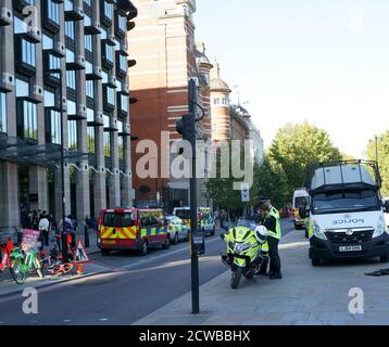 Polizeiarbeit während der Klima-Notfall-Demonstration in London, 26. September 2019. Die Klimaanschläge vom 2019. September (Global Week for Future) waren eine Reihe von internationalen Streiks und Protesten, um Maßnahmen gegen den Klimawandel zu fordern. Die Streiks fanden ab dem 20-27. September statt. Die Proteste fanden an 4,500 Orten in 150 Ländern statt. Stockfoto