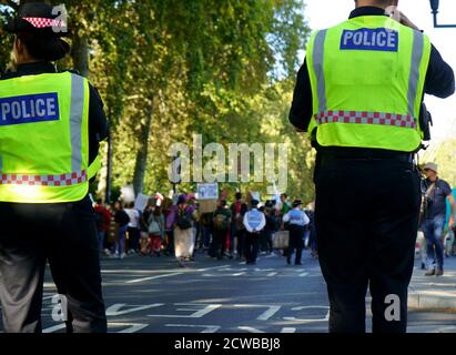 Polizeiarbeit während der Klima-Notfall-Demonstration in London, 26. September 2019. Die Klimaanschläge vom 2019. September (Global Week for Future) waren eine Reihe von internationalen Streiks und Protesten, um Maßnahmen gegen den Klimawandel zu fordern. Die Streiks fanden ab dem 20-27. September statt. Die Proteste fanden an 4,500 Orten in 150 Ländern statt. Stockfoto