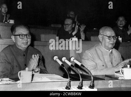 Führung Chinas nach dem Tod von Mao Zedong und dem Fall der "Viererbande" 1977. Von links nach rechts: Hua Guo Feng chinesischer Führer 1976 - 1981; Ye Jianying, militärischer Führer beim Staatsstreich von 1976, der die Viererbande stürzte Stockfoto