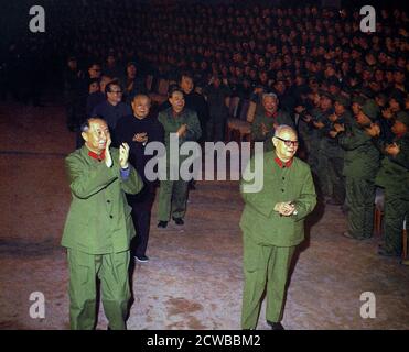 Führung Chinas nach dem Tod von Mao Zedong im Jahr 1976. Ye Jianying, (rechts) der führende militärische Führer des Putsches von 1976, der die Viererbande stürzte und die Kulturrevolution beendete. Hua Guo Feng Chinesischer Führer 1976 - 1981 (links). Li Xiannian (schwarze Uniform); Präsident der Volksrepublik China zwischen 1983 und 1988 und Wang Dongxing (mittlere grüne Tunika), Chef von Mao Zedongs persönlicher Leibwache Stockfoto