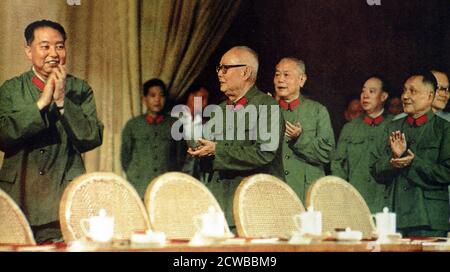 Führung Chinas nach dem Tod von Mao Zedong und dem Fall der "Viererbande" 1977. Von links nach rechts: Chinesischer Führer Hua Guo Feng 1976 - 1981; Ye Jianying, militärischer Führer beim Putsch von 1976, der die Viererbande stürzte; Li Xiannian, Präsident der Volksrepublik China zwischen 1983 und 1988; Wang Dongxing, Chef von Mao Zedongs persönlicher Leibwächter und Deng Hsaoiping Vize-Premierminister Stockfoto