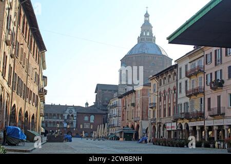 Geschlossene Geschäfte, Cafés und Restaurants in den verlassenen Straßen in der unter Quarantäne gestellten Stadt Pavia, Lombardei, Italien während der Corona (COVID-19 ) Virus Pandemie März 2020. Pavia hat eine Bevölkerung von rund 73,000 Einwohnern und wurde ab Februar in Lockdown gebracht. Stockfoto