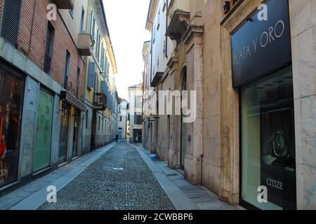 Geschlossene Geschäfte, Cafés und Restaurants in den verlassenen Straßen in der unter Quarantäne gestellten Stadt Pavia, Lombardei, Italien während der Corona (COVID-19 ) Virus Pandemie März 2020. Pavia hat eine Bevölkerung von rund 73,000 Einwohnern und wurde ab Februar in Lockdown gebracht. Stockfoto