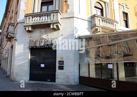 Geschlossene Geschäfte, Cafés und Restaurants in den verlassenen Straßen in der unter Quarantäne gestellten Stadt Pavia, Lombardei, Italien während der Corona (COVID-19 ) Virus Pandemie März 2020. Pavia hat eine Bevölkerung von rund 73,000 Einwohnern und wurde ab Februar in Lockdown gebracht. Stockfoto