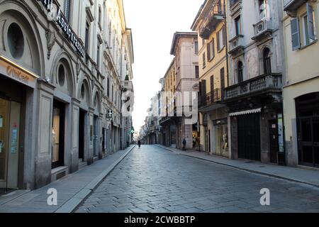 Geschlossene Geschäfte, Cafés und Restaurants in den verlassenen Straßen in der unter Quarantäne gestellten Stadt Pavia, Lombardei, Italien während der Corona (COVID-19 ) Virus Pandemie März 2020. Pavia hat eine Bevölkerung von rund 73,000 Einwohnern und wurde ab Februar in Lockdown gebracht. Stockfoto