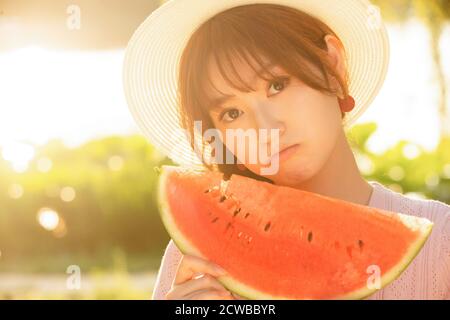 Halten Wassermelone junge Frau Stockfoto