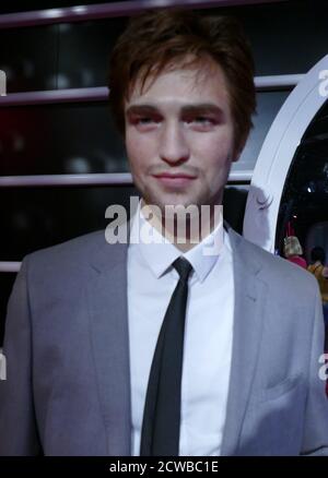 Wachsfigur mit Robert Pattinson (geboren am 13. Mai 1986); englischer Schauspieler. Nachdem er im Alter von 15 Jahren in einem Londoner Theaterklub auftrat, begann er seine Filmkarriere mit 18 Jahren, indem er Cedric Diggory im Fantasy-Film Harry Potter and the Goblet of Fire (2005) spielte. Als Edward Cullen trat er in den Verfilmungen der Twilight-Romane auf, die zwischen 2008 und 2012 aus fünf Filmen bestehen Stockfoto