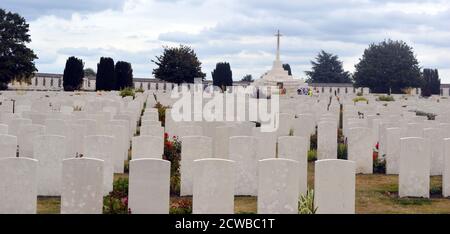 Sanctuary Wood Friedhof für die Toten des Ersten Weltkriegs, 5 km östlich von Ypern, Belgien. Sanctuary Wood wurde von britischen Truppen im November 1914 benannt, als es verwendet wurde, um Truppen zu beherbergen. Die Kämpfe fanden in ihm im September 1915 statt und es wurde von kanadischen und deutschen Soldaten während der Schlacht am Mount Sorrel Anfang Juni 1916 bekämpft. Die meisten dieser Gräber stammen aus den Schlachten um Ypern im Jahr 1914 und der alliierten Offensive Ende 1917. Stockfoto