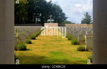 Sanctuary Wood Friedhof für die Toten des Ersten Weltkriegs, 5 km östlich von Ypern, Belgien. Sanctuary Wood wurde von britischen Truppen im November 1914 benannt, als es verwendet wurde, um Truppen zu beherbergen. Die Kämpfe fanden in ihm im September 1915 statt und es wurde von kanadischen und deutschen Soldaten während der Schlacht am Mount Sorrel Anfang Juni 1916 bekämpft. Die meisten dieser Gräber stammen aus den Schlachten um Ypern im Jahr 1914 und der alliierten Offensive Ende 1917. Stockfoto