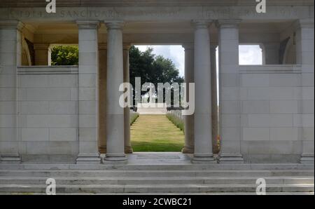 Sanctuary Wood Friedhof für die Toten des Ersten Weltkriegs, 5 km östlich von Ypern, Belgien. Sanctuary Wood wurde von britischen Truppen im November 1914 benannt, als es verwendet wurde, um Truppen zu beherbergen. Die Kämpfe fanden in ihm im September 1915 statt und es wurde von kanadischen und deutschen Soldaten während der Schlacht am Mount Sorrel Anfang Juni 1916 bekämpft. Die meisten dieser Gräber stammen aus den Schlachten um Ypern im Jahr 1914 und der alliierten Offensive Ende 1917. Stockfoto