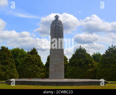 Sanctuary Wood Friedhof für die Toten des Ersten Weltkriegs, 5 km östlich von Ypern, Belgien. Sanctuary Wood wurde von britischen Truppen im November 1914 benannt, als es verwendet wurde, um Truppen zu beherbergen. Die Kämpfe fanden in ihm im September 1915 statt und es wurde von kanadischen und deutschen Soldaten während der Schlacht am Mount Sorrel Anfang Juni 1916 bekämpft. Die meisten dieser Gräber stammen aus den Schlachten um Ypern im Jahr 1914 und der alliierten Offensive Ende 1917. Stockfoto