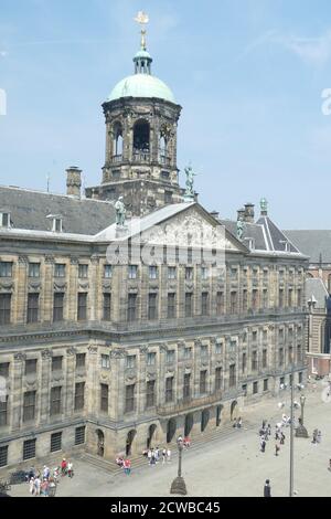 Königspalast und Nieuwe Kerk am Dam-Platz, Amsterdam; Niederlande. Stockfoto