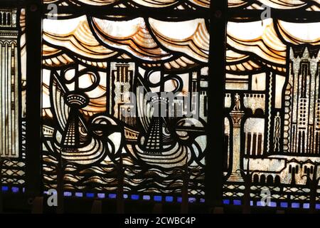 Glasfenster im Grand Hotel Amrath, Amsterdam; ehemals das Schifffahrtshaus (Scheepvaarthuis). Das erste wahre Beispiel der Amsterdamer Schule, ein Stil, der von "expressiver Dynamik, üppiger Ornamentik und farbenfrohen Verzierungen" geprägt ist. Es wurde an der Stelle errichtet, wo Cornelis Houtmans erste Reise nach Ostindien 1595 begonnen hatte. Der erste Teil wurde 1913 - 1916 (während des Ersten Weltkrieges) gebaut, der zweite Teil wurde 1926 - 1928 gebaut. Stockfoto