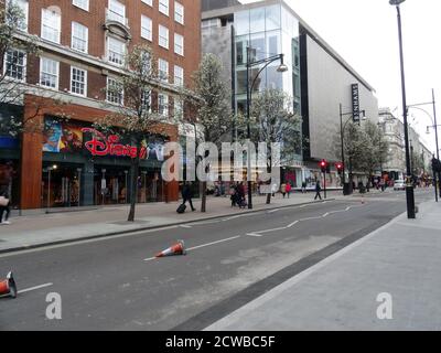 Die Oxford Street in London ist während der COVID-19-Pandemie am 14. März 2020 von Touristen und Einkäufern verlassen Stockfoto