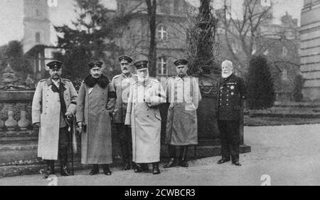 Der König von Bayern besucht das Hauptquartier der kaiserlichen deutschen Armee, 1917. Von links nach rechts: Feldmarschall von Hindenburg, Kaiser Wilhelm II., Kanzler von Bethmann Hollweg, König Ludwig III. Von Bayern, Quartiermeister General Ludendorff, Admiral von Holtzendorff. Ein Foto aus dem Großen Krieg in Bildern. Der Fotograf ist unbekannt. Stockfoto