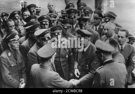 Adolf Hitler Treffen mit älteren Nazis, Deutschland, August 1944. Hitler mit Reichsleitern und Gauleitern (hohe Nazi-Beamte) nach einem Treffen in seinem Hauptquartier. Das Foto wurde einen Monat nach dem Attentat auf Hitlers Leben aufgenommen und Joseph Goebbels ist auf der rechten Seite. Der Fotograf ist unbekannt. Stockfoto