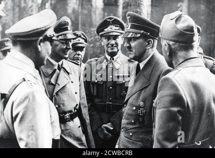 Adolf Hitler mit Benito Mussolini und älteren Nazis, 1944. Das Foto entstand nach dem erfolglosen Versuch Hitlers Leben am 20. Juli 1944. Von links nach rechts: Reichssmarschall Hermann Göring, Reichsführer Heinrich Himmler, Generaloberst Loerzer, Hitler, Mussolini. Der Fotograf ist unbekannt. Stockfoto