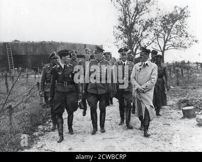 Adolf Hitler und General Wilhelm Keitel inspizieren die Maginot-Linie, Frankreich, 1940. Frankreich baute das Befestigungssystem in den 1930er Jahren, um seine östliche Grenze vor der Invasion zu schützen. Doch 1940 umgingen die Deutschen einfach die vermeintlich uneinnehmbare Linie, drangen durch die Ardennen in Frankreich ein, eine Strategie, die von den Franzosen missachtet wurde, weil sie glaubten, dass das Gelände für deutsche Panzer unpassierbar sei. Der Fotograf ist unbekannt. Stockfoto