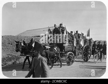 Soldaten der französischen Fremdenlegion reisen mit Wagen, Syrien, 20. Jahrhundert. Die französische Fremdenlegion wurde 1831 als Eliteeinheit ausländischer Freiwilliger gegründet. Die Hauptfunktion der Legion im 19. Und frühen 20. Jahrhundert war die Erweiterung und der Schutz der überseeischen Gebiete Frankreichs. Syrien wurde von Frankreich zwischen den beiden Weltkriegen unter den Bedingungen eines Völkerbundes Mandat regiert. Der Künstler ist unbekannt. Stockfoto