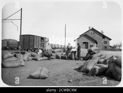 Soldaten der französischen Fremdenlegion auf einem Eisenbahnhof, Syrien, 20. Jahrhundert. Die französische Fremdenlegion wurde 1831 als Eliteeinheit ausländischer Freiwilliger gegründet. Die Hauptfunktion der Legion im 19. Und frühen 20. Jahrhundert war die Erweiterung und der Schutz der überseeischen Gebiete Frankreichs. Syrien wurde von Frankreich zwischen den beiden Weltkriegen unter den Bedingungen eines Völkerbundes Mandat regiert. Der Künstler ist unbekannt. Stockfoto