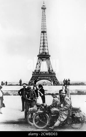 Deutsche Soldaten vor dem Eiffelturm, Paris, 1940. Paris fiel am 14. Juni 1940 an die Deutschen. Der Fotograf ist unbekannt. Stockfoto
