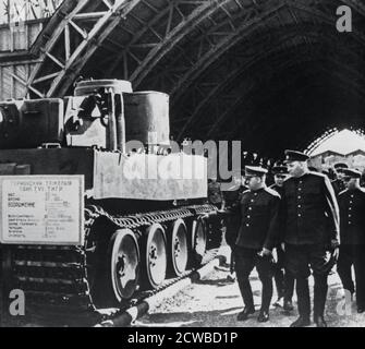 Russische Generäle, die die Exposition der gefangenen deutschen Waffen inspizieren, Russland, 1943. Stellvertretender Befehlshaber der Roten Armee, Marschall Georgi Schukow, mit Kollegen, darunter Marschall Kliment Woroschilow und Marschall Nikolai Woronow. Der Fotograf ist unbekannt. Stockfoto