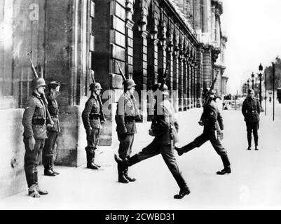 Deutsche Soldaten im Wachdienst vor dem Hotel Crillon, Place de la Concorde, Paris, 7. Oktober 1940. Das Hotel war der Sitz des deutschen Oberkommandos des besetzten Frankreich während des Zweiten Weltkriegs Der Fotograf ist unbekannt. Stockfoto