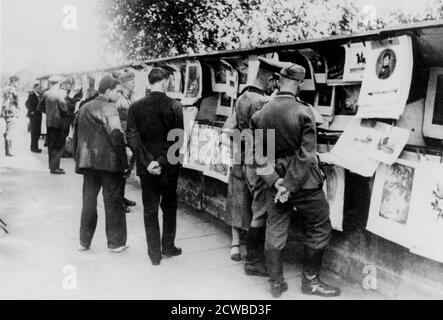 Gebrauchte Buch- und Druckstände am Ufer der seine, im deutsch besetzten Paris, 1940. Der Fotograf ist unbekannt. Stockfoto