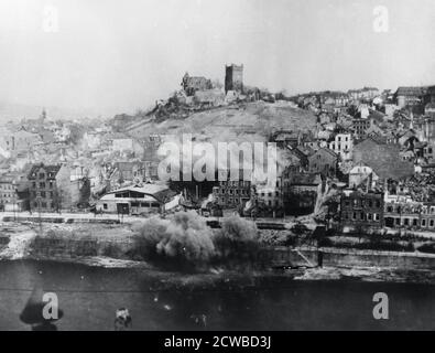 Bombardierung von Bingen, Deutschland, März 1945. Artillerie der amerikanischen 3. Armee von General Patton beschuss deutsche Stellungen in der Stadt Bingen am Rhein. Der Fotograf ist unbekannt. Stockfoto