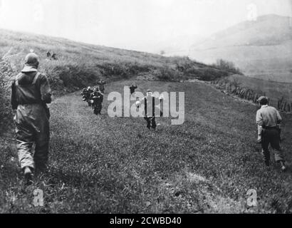 Deutsche Truppen, die sich Soldaten der 7. Panzerdivision, amerikanische 1. Armee, bei Elsborn, Deutschland, im April 1945, hingeben. Der Fotograf ist unbekannt. Stockfoto