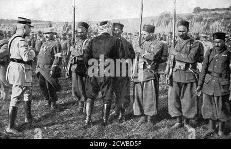 General Joseph Joffre verteilt Medaillen an französische Kolonialtruppen, Elsass, Frankreich, 1915. Joffre kommandierte die französische Armee während der ersten zwei Jahre des Ersten Weltkrieges. 475,000 Soldaten aus Frankreichs überseeischen Kolonien dienten während des Konflikts in der französischen Armee. Ein Druck aus Le Pays de France, 5. August 1915. Der Fotograf ist unbekannt. Stockfoto