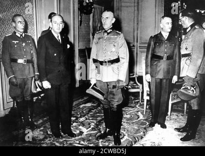 Treffen zwischen deutschen Offizieren und französischen Vichy-Regierungsbeamten, Frankreich, 1940-1944. Deutsche Offiziere, darunter Oberst Hans Speidel (rechts) mit dem Vichy-Verteidigungsminister, General Bridoux und dem Vichy-Botschafter beim deutschen Oberkommando in Paris, Fernand de Brinon. Der Fotograf ist unbekannt. Stockfoto