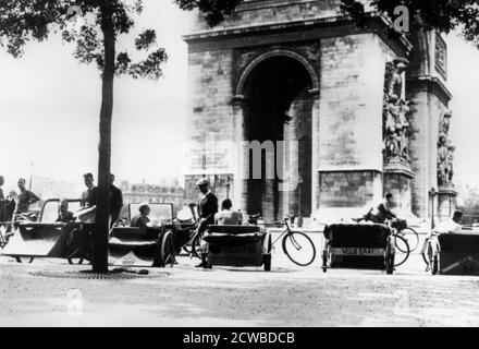 Fahrradtaxis auf dem Place d'Etoile am Triumphbogen, im August 1943, im deutsch besetzten Paris. Benzin war während der Besatzung knapp, wobei die Deutschen den größten Teil davon benutzten. So war das Fahrradtaxi, oder Taxi-velo, ein üblicher Anblick auf den Straßen von Paris. Der Fotograf ist unbekannt. Stockfoto