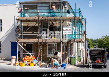 Bauarbeiter arbeiten an EINEM Haus in Lewes, East Sussex, Großbritannien. Stockfoto