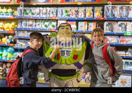 12-jährige Jungen fotografiert Nächster Buzz Lightyear mit Stücken von Lego, eine Figur aus dem Pixar-Film gebaut. Stockfoto