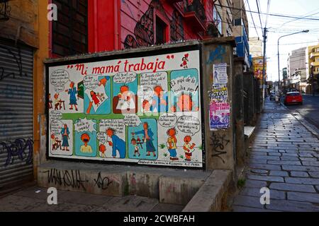 Wandbild mit Unterstützung für alleinerziehende Mütter an der Wand neben dem Sitz der Frauenrechtsgruppe Mujeres Creando, La Paz, Bolivien Stockfoto