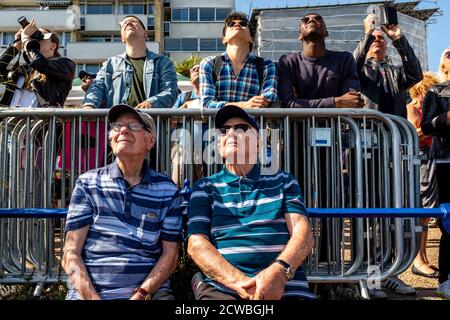 Menschenmassen Schauen Sie sich die Eastbourne Airshow von der Promenade aus an, Eastbourne, East Sussex, Großbritannien Stockfoto