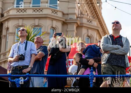 Menschenmassen Schauen Sie sich die Eastbourne Airshow von der Promenade aus an, Eastbourne, East Sussex, Großbritannien Stockfoto