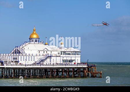 Flugzeuge fliegen über den Pier während der Eastbourne Airshow, Eastbourne, East Sussex, Großbritannien Stockfoto