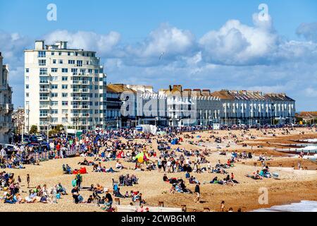 Menschenmassen Schauen Sie sich die Eastbourne Airshow vom Strand aus an, Eastbourne, East Sussex, Großbritannien Stockfoto