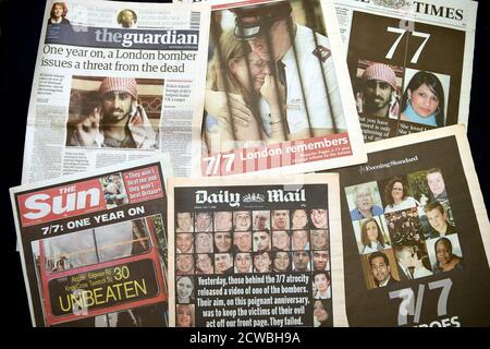 Titelseiten der Zeitung, ein Jahr nach den Bombenanschlägen vom 7. Juli 2005 in London. Eine Reihe von koordinierten islamistischen Terroranschlägen, die häufig als 7/7 bezeichnet werden, zielten in London auf Pendler ab, die während der morgendlichen Hauptverkehrszeit im öffentlichen Nahverkehr unterwegs waren. Abgesehen von den Bombern wurden 52 britische Einwohner von 18 verschiedenen Nationalitäten getötet und mehr als 700 verletzt. Stockfoto