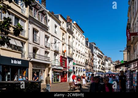 Die Hauptstraße In Der Stadt Dieppe, Normandie, Frankreich. Stockfoto