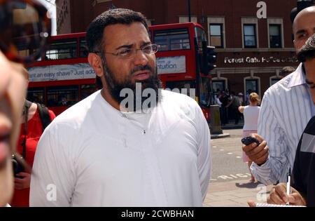 Foto von Anjem Choudary (1967-) ein britischer islamistischer und politischer Aktivist, der verurteilt wurde, nach dem Terrorism Act 2000 Unterstützung für eine verbotene Organisation, nämlich den Islamischen Staat Irak und die Levante, einzuladen Stockfoto