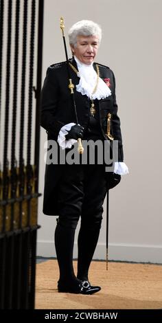 Foto von Sarah Clarke (1965-) in ihrer Rolle als Lady Usher des Schwarzen Rods. Black Rod ist hauptsächlich für die Kontrolle des Zugangs zu und die Aufrechterhaltung der Ordnung innerhalb des Oberhauses und seiner Bezirke sowie für zeremonielle Veranstaltungen innerhalb dieser Bezirke verantwortlich. Bevor sie diese Rolle antrat, war sie für die Verwaltung der WM in Wimbledon zuständig. Stockfoto