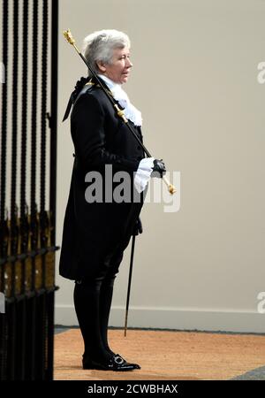 Foto von Sarah Clarke (1965-) in ihrer Rolle als Lady Usher des Schwarzen Rods. Black Rod ist hauptsächlich für die Kontrolle des Zugangs zu und die Aufrechterhaltung der Ordnung innerhalb des Oberhauses und seiner Bezirke sowie für zeremonielle Veranstaltungen innerhalb dieser Bezirke verantwortlich. Bevor sie diese Rolle antrat, war sie für die Verwaltung der WM in Wimbledon zuständig. Stockfoto