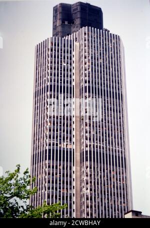 Das Foto wurde nach dem Bombenangriff auf Bishopsgate im Jahr 1993 aufgenommen, als die provisorische irische Republikanische Armee eine mächtige LKW-Bombe auf Bishopsgate, einer wichtigen Durchgangsstraße im Londoner Finanzviertel, der City of London, zündete Stockfoto