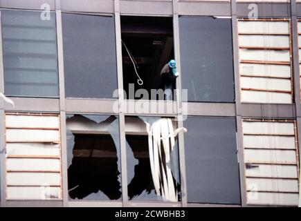 Das Foto wurde nach dem Bombenangriff auf Bishopsgate im Jahr 1993 aufgenommen, als die provisorische irische Republikanische Armee eine mächtige LKW-Bombe auf Bishopsgate, einer wichtigen Durchgangsstraße im Londoner Finanzviertel, der City of London, zündete Stockfoto