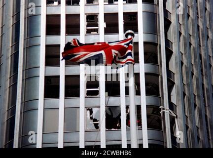 Das Foto wurde nach dem Bombenangriff auf Bishopsgate im Jahr 1993 aufgenommen, als die provisorische irische Republikanische Armee eine mächtige LKW-Bombe auf Bishopsgate, einer wichtigen Durchgangsstraße im Londoner Finanzviertel, der City of London, zündete Stockfoto